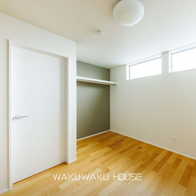 .
子ども部屋のクローゼットには
あえて扉を付けず管理しやすい仕様に

収納の奥にはグリーンのクロスを貼り
空間にさりげないアクセントをプラスしています

-----

"ずっと安心 ずっとワクワク"
家づくりで感じるさまざまな不安を取り除いて安心を。
「家を建てたい」と思った時のワクワクを大切に。

大阪注文住宅専門の工務店
WAKUWAKUハウス 株式会社山喜
@wakuwakuhouse_yamaki 

#工務店 #大阪の注文住宅 #新築注文住宅 #後悔のない家づくり #理想の暮らし #wakuwakuハウス #家づくり #家づくりアイデア #施工事例 #子供部屋インテリア #子供部屋収納 #子ども部屋インテリア #子ども部屋収納 #クローゼット #アクセントクロス