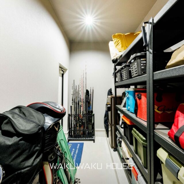 .
アウトドアやスポーツがお好きなご家族には
外から入れる収納部屋を設けるのがおすすめ

物の出し入れや車への積み下ろし時にも
動線がスムーズになります

-----

"ずっと安心 ずっとワクワク"
家づくりで感じるさまざまな不安を取り除いて安心を。
「家を建てたい」と思った時のワクワクを大切に。

大阪注文住宅専門の工務店
WAKUWAKUハウス 株式会社山喜
@wakuwakuhouse_yamaki 

#工務店 #大阪の注文住宅 #新築注文住宅 #後悔のない家づくり #理想の暮らし #wakuwakuハウス #家づくり #家づくりアイデア #施工事例 #物置 #物置収納 #収納部屋 #納戸 #アウトドアグッズ #スポーツ用品