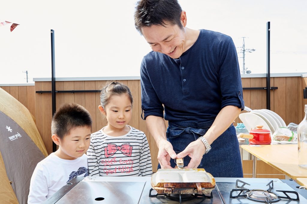 屋上 料理 家族 バーベキュー アウトドア キャンプ コミュニケーション